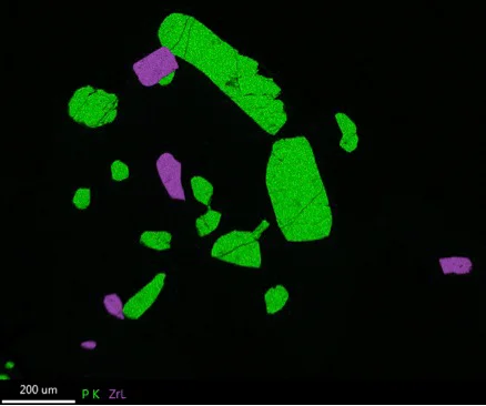 CompoMap shows separated P K and Zr L overlapping peaks.